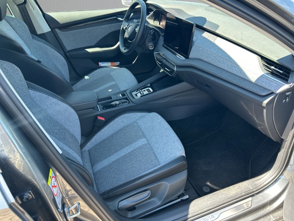 Fahrzeugabbildung SKODA Octavia 2.0 TDI Selection PDCv+h SHZ Temp LED Color