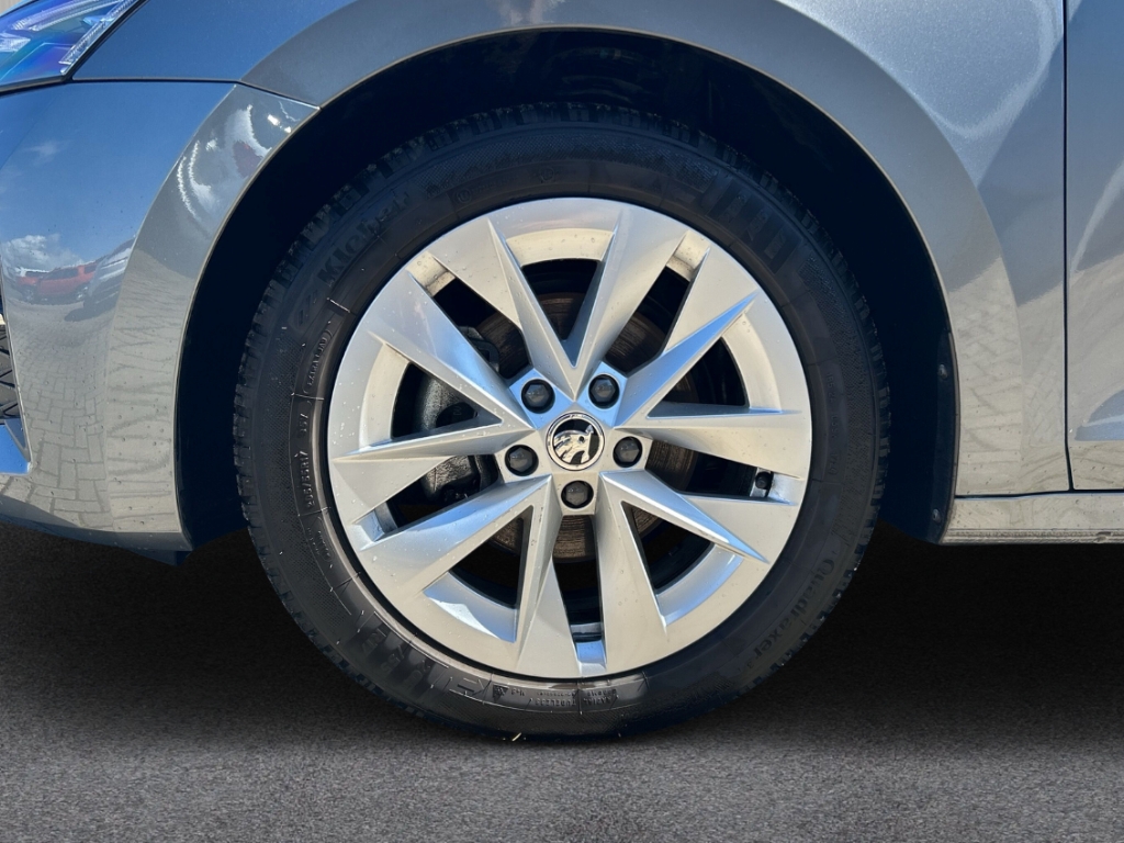Fahrzeugabbildung SKODA Octavia 2.0 TDI Selection PDCv+h SHZ Temp LED Color