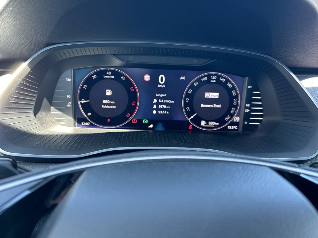 Fahrzeugabbildung SKODA Octavia 2.0 TDI Selection PDCv+h SHZ Temp LED Color