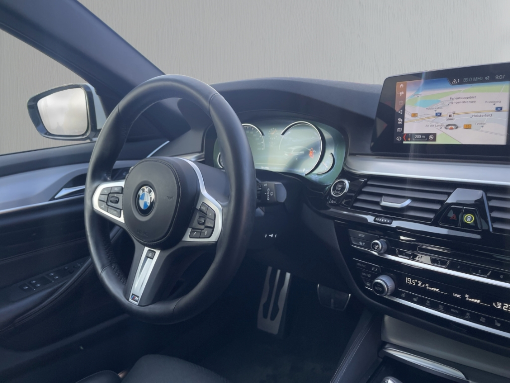 Fahrzeugabbildung BMW 520 d touring M Sport AHK LED LEDER Sitzlüftung