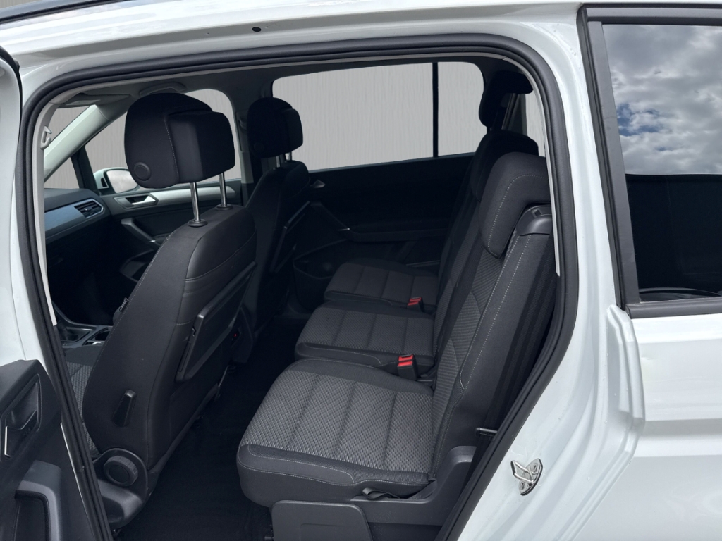 Fahrzeugabbildung Volkswagen Touran 1.5 TSI DSG 7Sitze AHK ACC RKam BlindSpot Comfortline