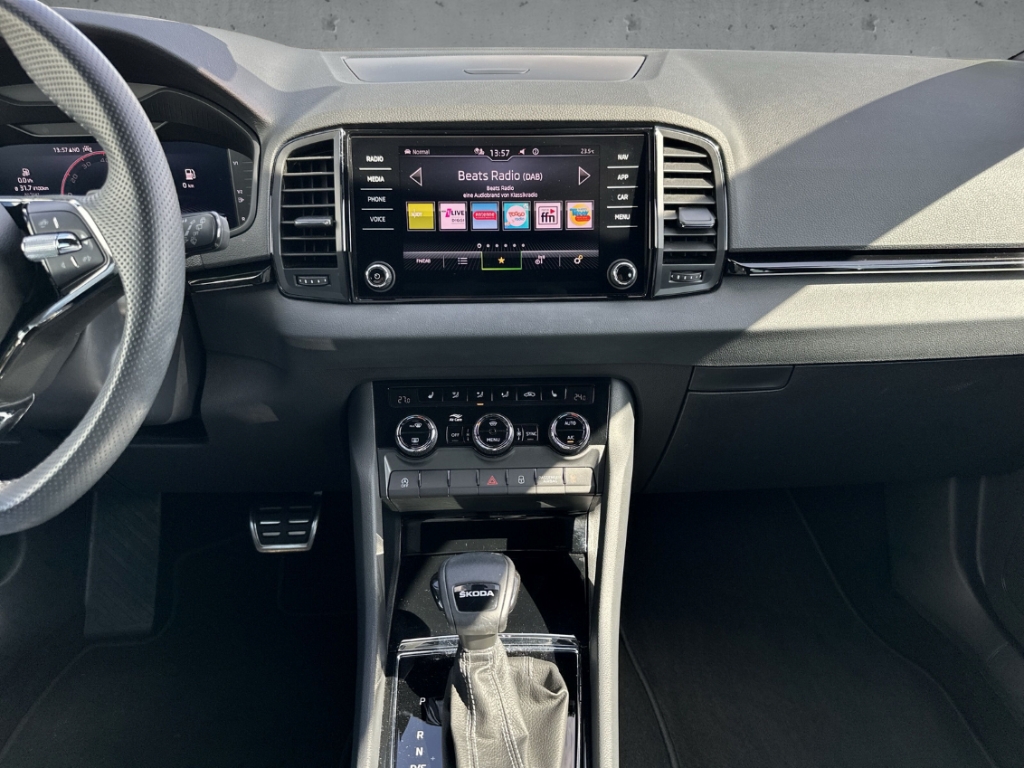 Fahrzeugabbildung SKODA Karoq Sportline 1.5 TSI Freisprech Temp PDC SHZ