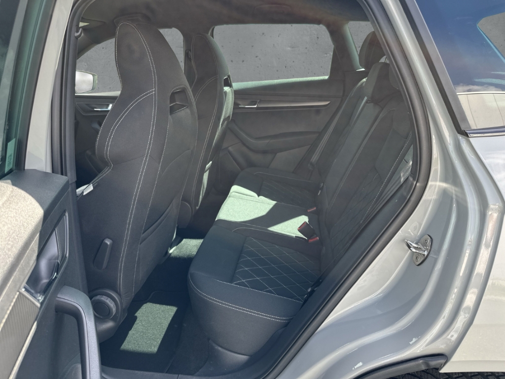 Fahrzeugabbildung SKODA Karoq Sportline 1.5 TSI Freisprech Temp PDC SHZ