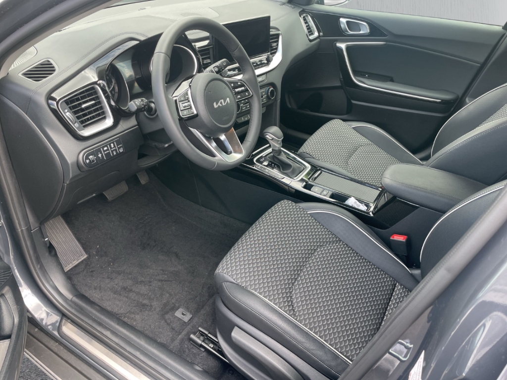 Fahrzeugabbildung Kia XCee'd 1.5T-GDI DCT Spirit Xclusive AHK Navi RKam