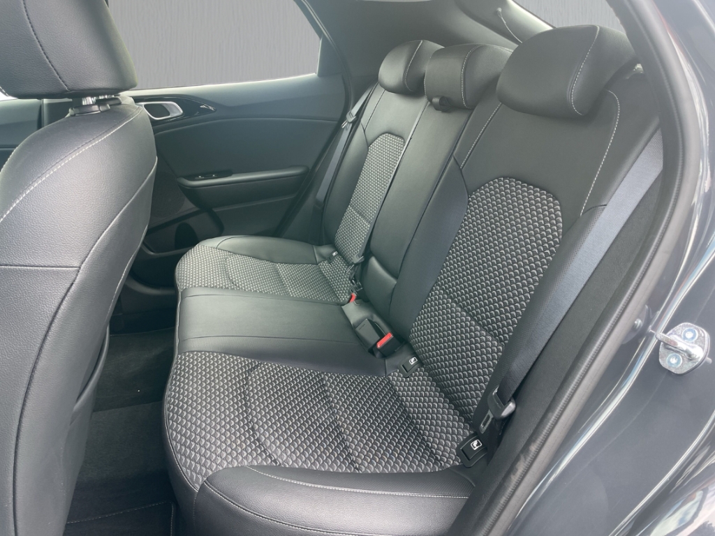 Fahrzeugabbildung Kia XCee'd 1.5T-GDI DCT Spirit Xclusive AHK Navi RKam
