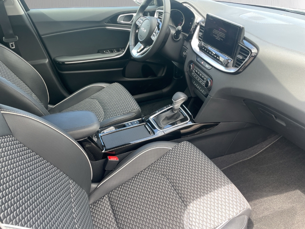 Fahrzeugabbildung Kia XCee'd 1.5T-GDI DCT Spirit Xclusive AHK Navi RKam