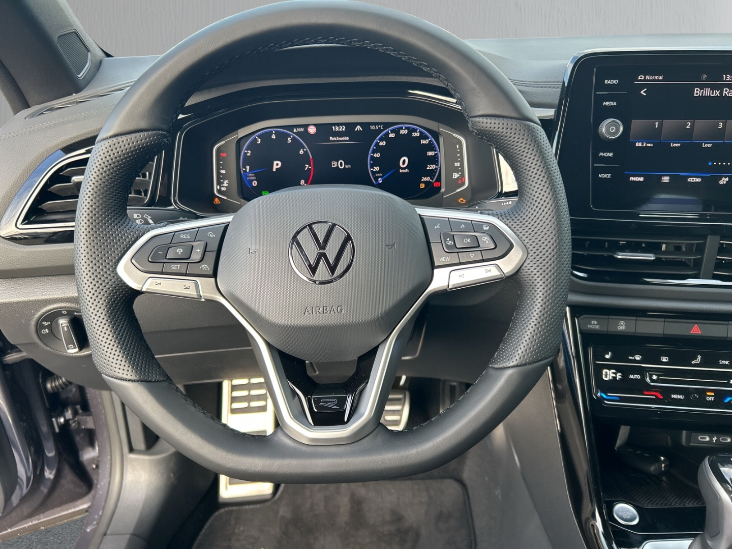 Fahrzeugabbildung Volkswagen T-Roc Cabriolet 1.5 TSI DSG R-Line IQ.LIGHT AHK ACC
