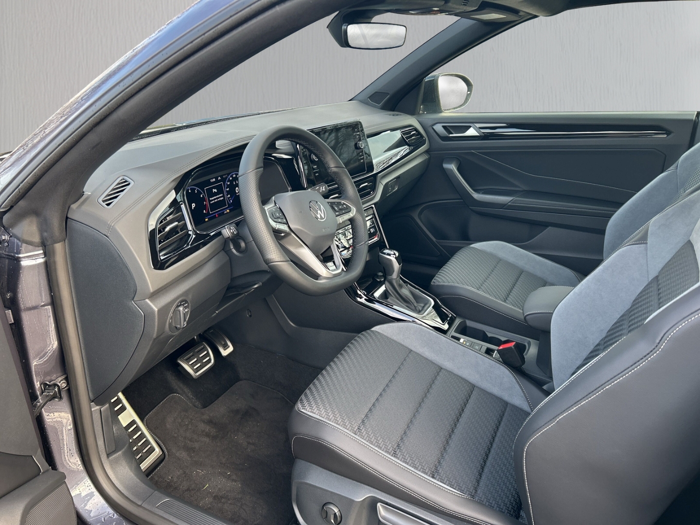 Fahrzeugabbildung Volkswagen T-Roc Cabriolet 1.5 TSI DSG R-Line IQ.LIGHT AHK ACC