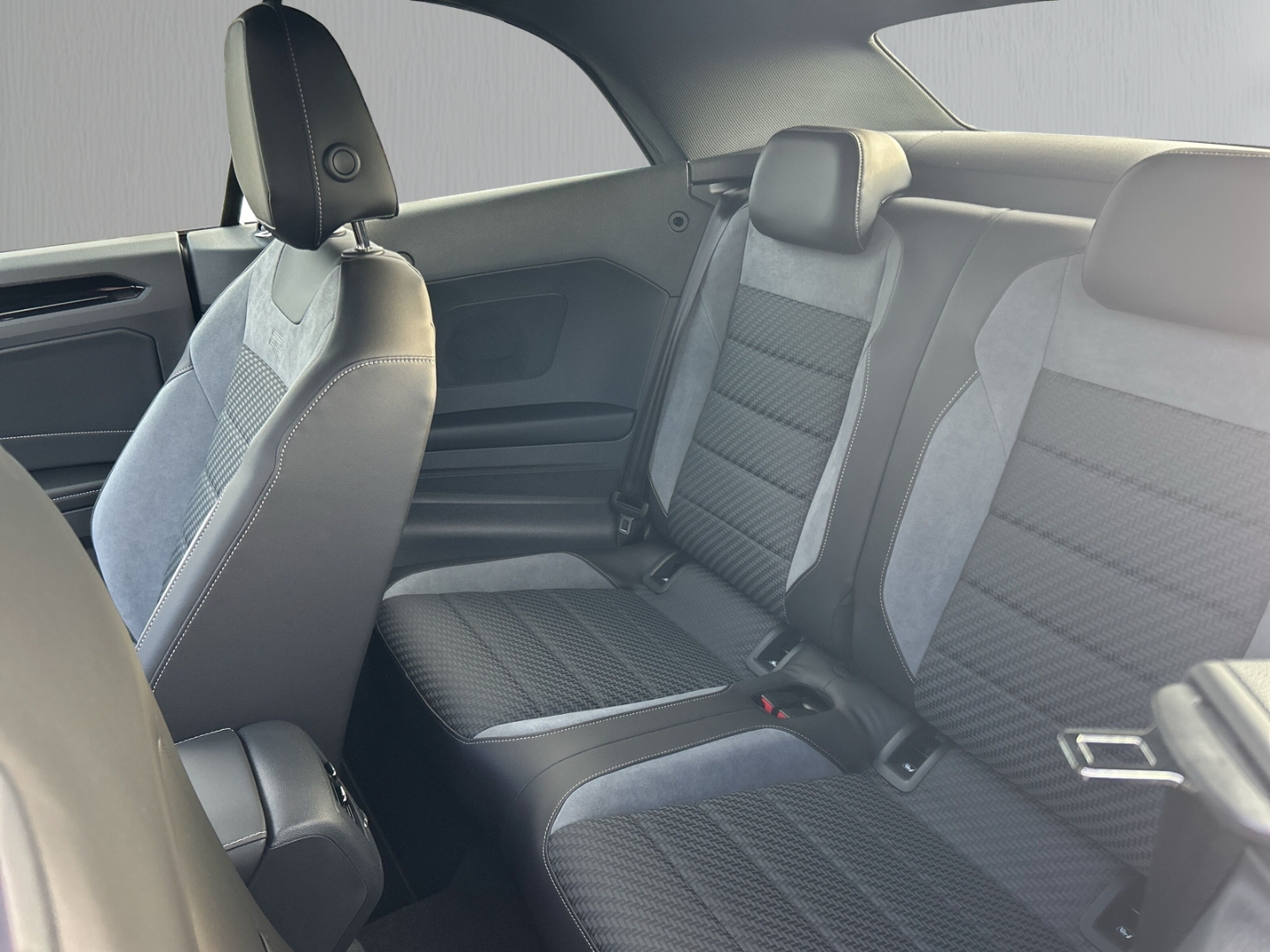 Fahrzeugabbildung Volkswagen T-Roc Cabriolet 1.5 TSI DSG R-Line IQ.LIGHT AHK ACC