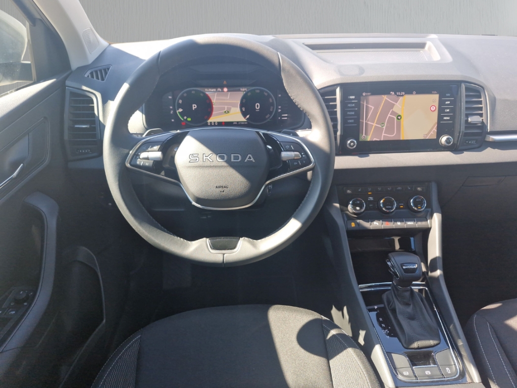 Fahrzeugabbildung SKODA Karoq TDI DSG Tour AHK MatrLED Nav SHZ LHZ R-Kam