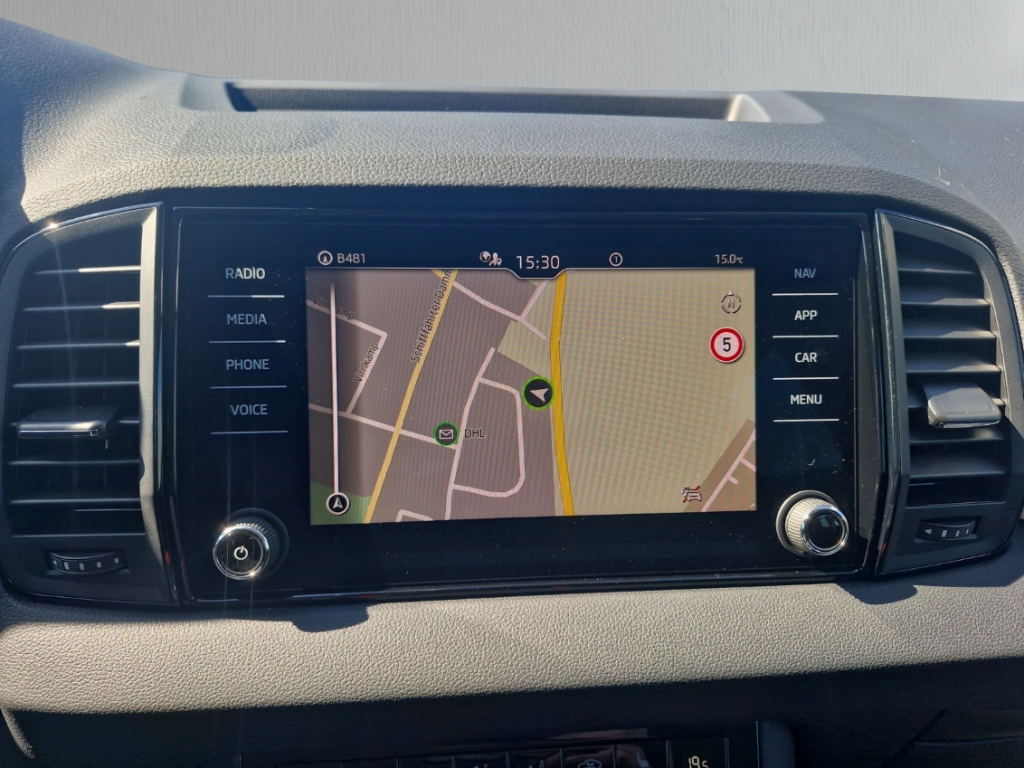 Fahrzeugabbildung SKODA Karoq TDI DSG Tour AHK MatrLED Nav SHZ LHZ R-Kam
