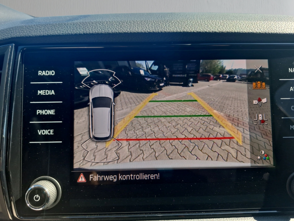 Fahrzeugabbildung SKODA Karoq TDI DSG Tour AHK MatrLED Nav SHZ LHZ R-Kam