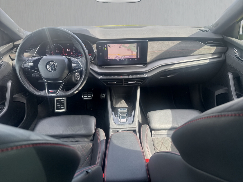 Fahrzeugabbildung SKODA Octavia Combi RS PLUS ACC Standheizung KESSY HUD MATRIX