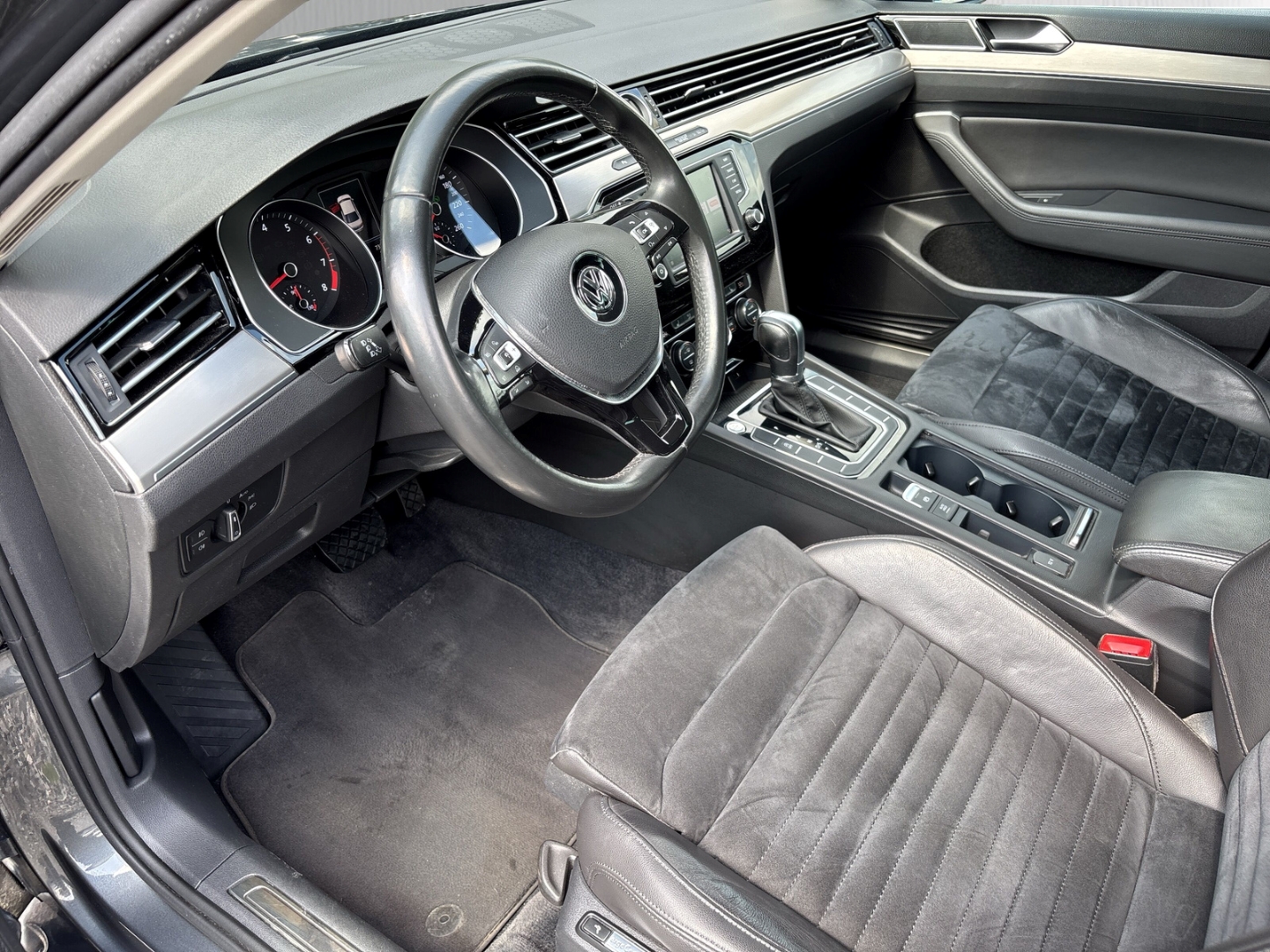 Fahrzeugabbildung Volkswagen Passat Highline BMT Start-Stopp NAVI AHK BT Temp