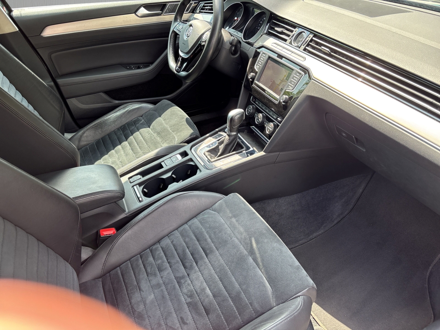 Fahrzeugabbildung Volkswagen Passat Highline BMT Start-Stopp NAVI AHK BT Temp