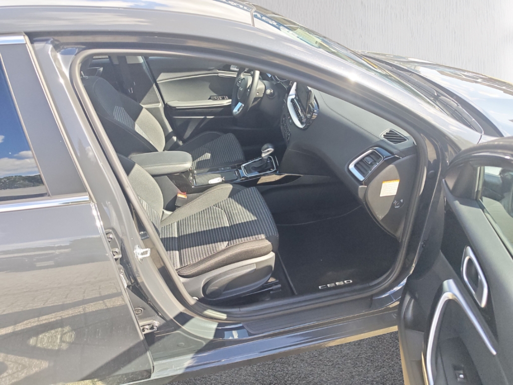 Fahrzeugabbildung Kia Cee'd 1.5 T-GDI Ultimate Edition GRA GJR SHZ RFK