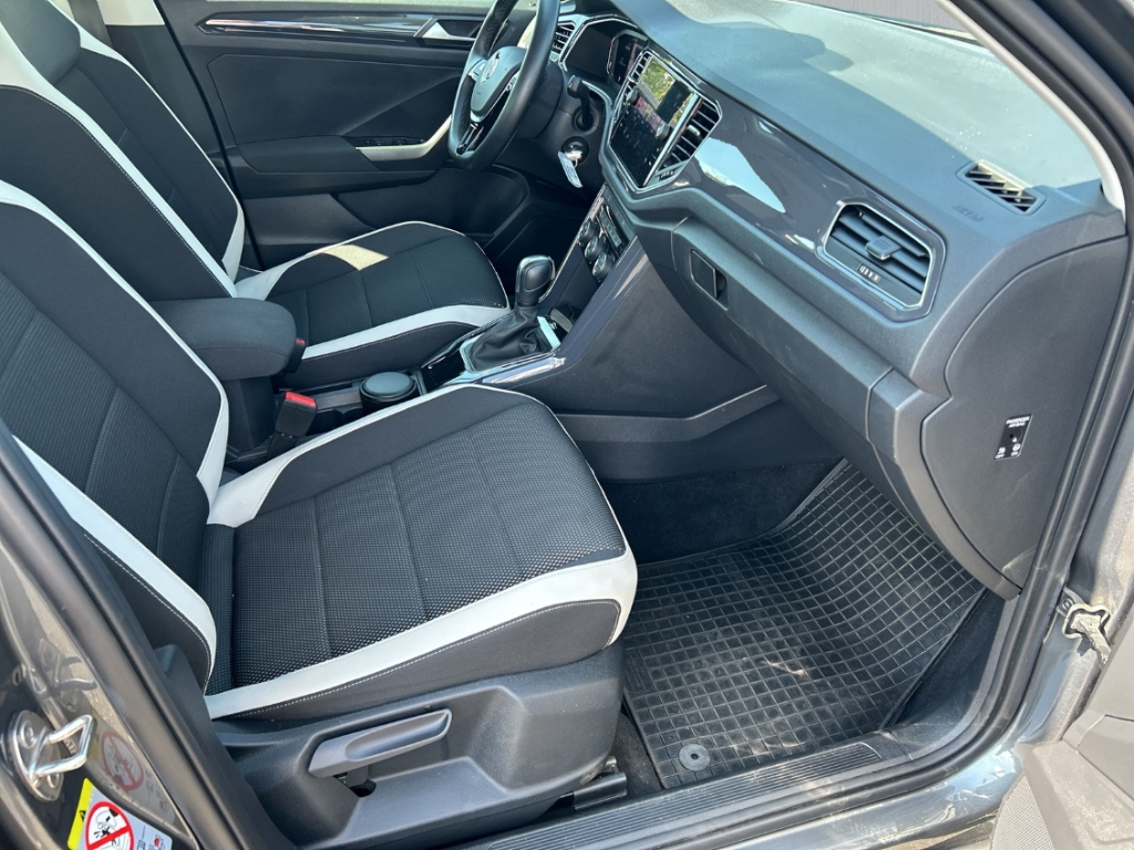 Fahrzeugabbildung Volkswagen T-Roc Sport 1.5 TSI ACC PDCv+h SHZ LED Color Navi ZV