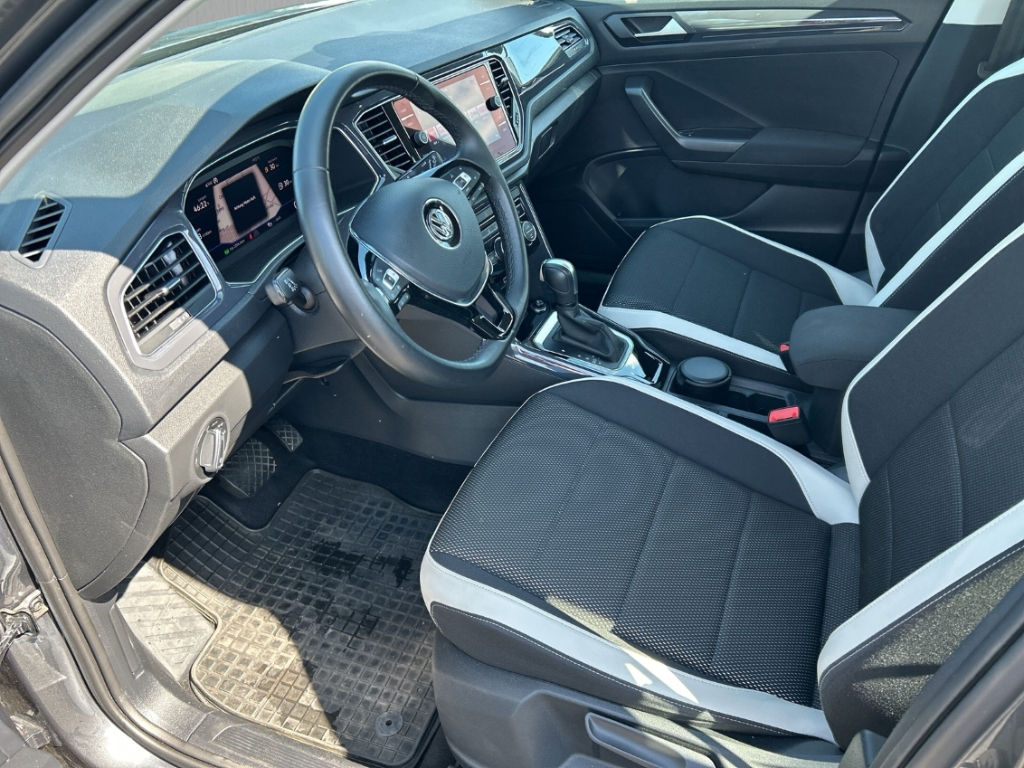 Fahrzeugabbildung Volkswagen T-Roc Sport 1.5 TSI ACC PDCv+h SHZ LED Color Navi ZV