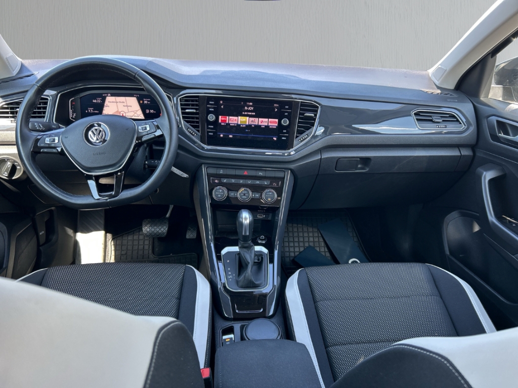 Fahrzeugabbildung Volkswagen T-Roc Sport 1.5 TSI ACC PDCv+h SHZ LED Color Navi ZV