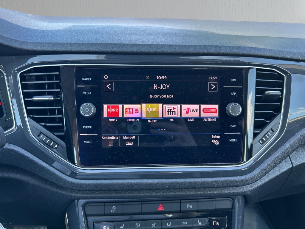Fahrzeugabbildung Volkswagen T-Roc Sport 1.5 TSI ACC PDCv+h SHZ LED Color Navi ZV