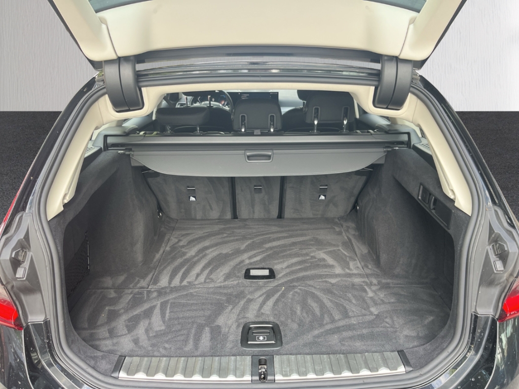Fahrzeugabbildung BMW 320 d xDrive Touring ACC PDC HeadUp R-Kam Navi