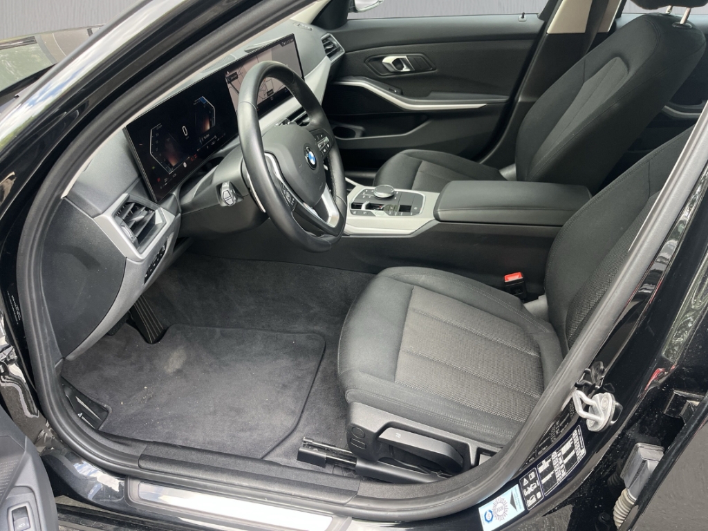 Fahrzeugabbildung BMW 320 d xDrive Touring ACC PDC HeadUp R-Kam Navi