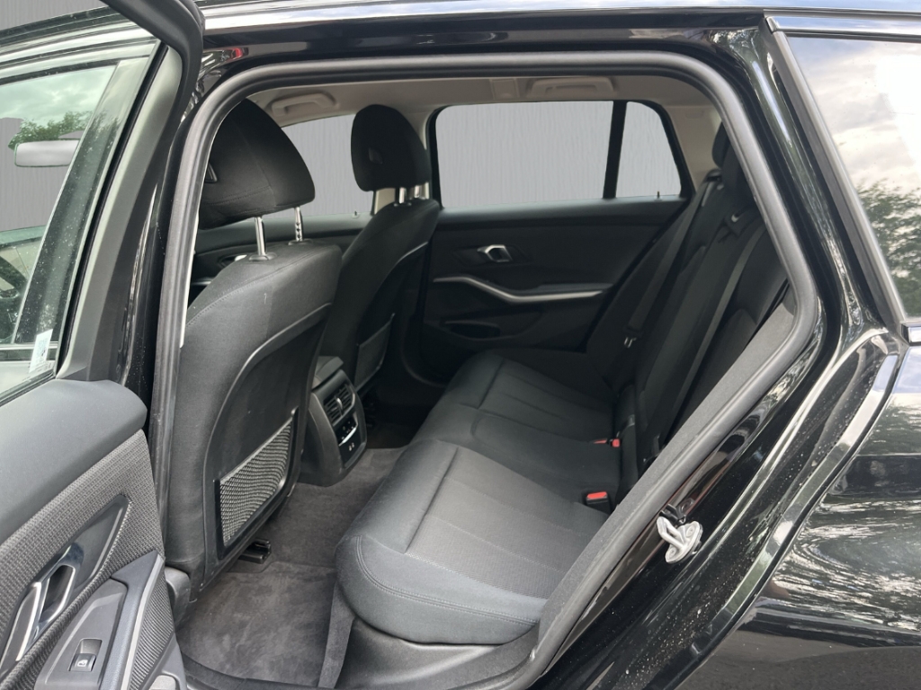 Fahrzeugabbildung BMW 320 d xDrive Touring ACC PDC HeadUp R-Kam Navi