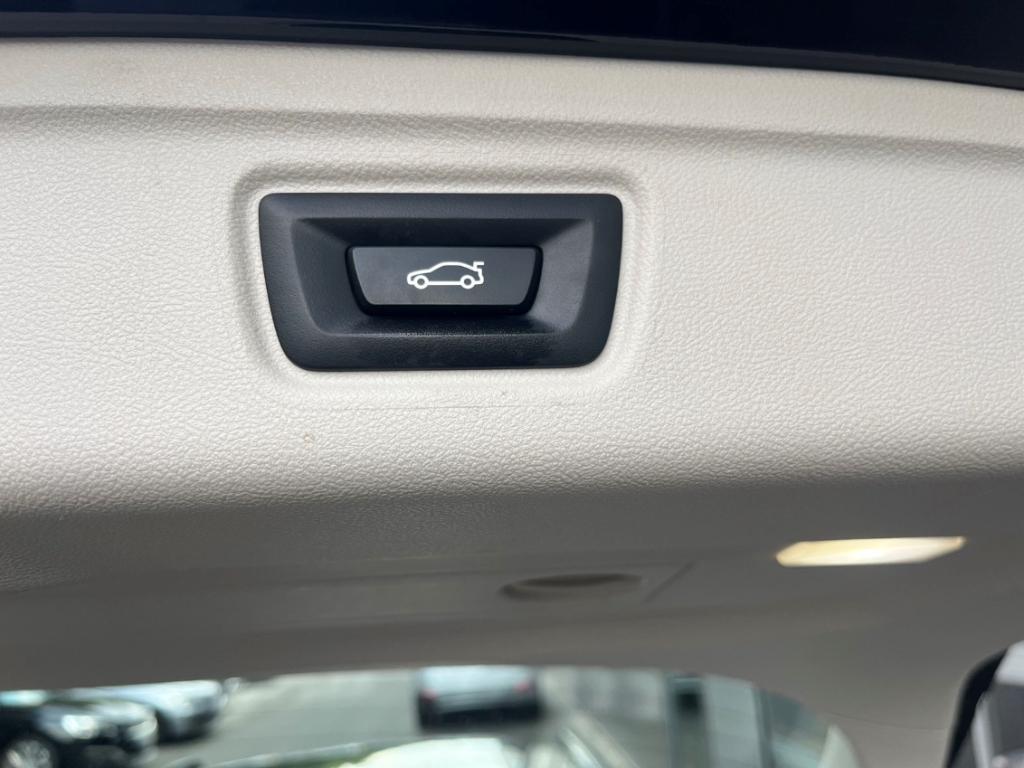 Fahrzeugabbildung BMW 320 d xDrive Touring ACC PDC HeadUp R-Kam Navi