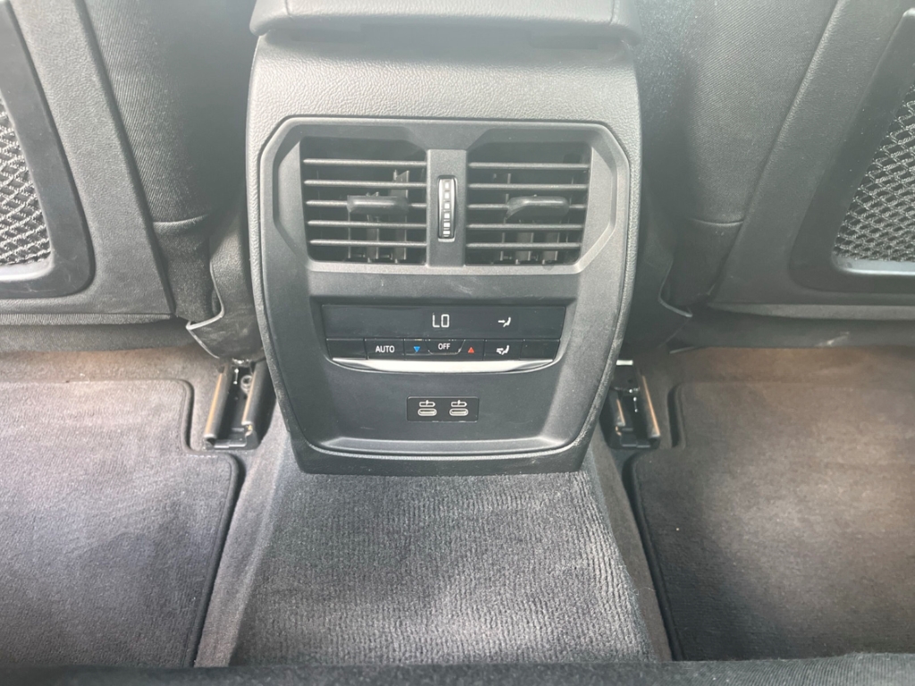 Fahrzeugabbildung BMW 320 d xDrive Touring ACC PDC HeadUp R-Kam Navi