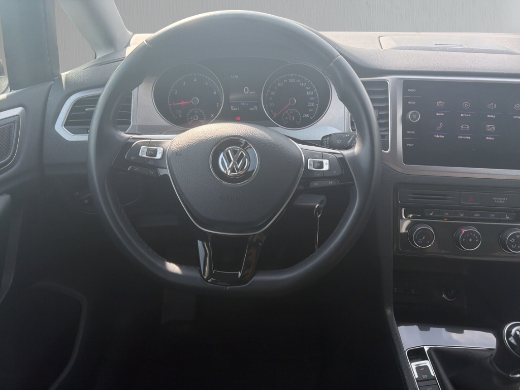 Fahrzeugabbildung Volkswagen Golf Sportsvan 1.0 TSI AHK ComposMedia SHZ PDC