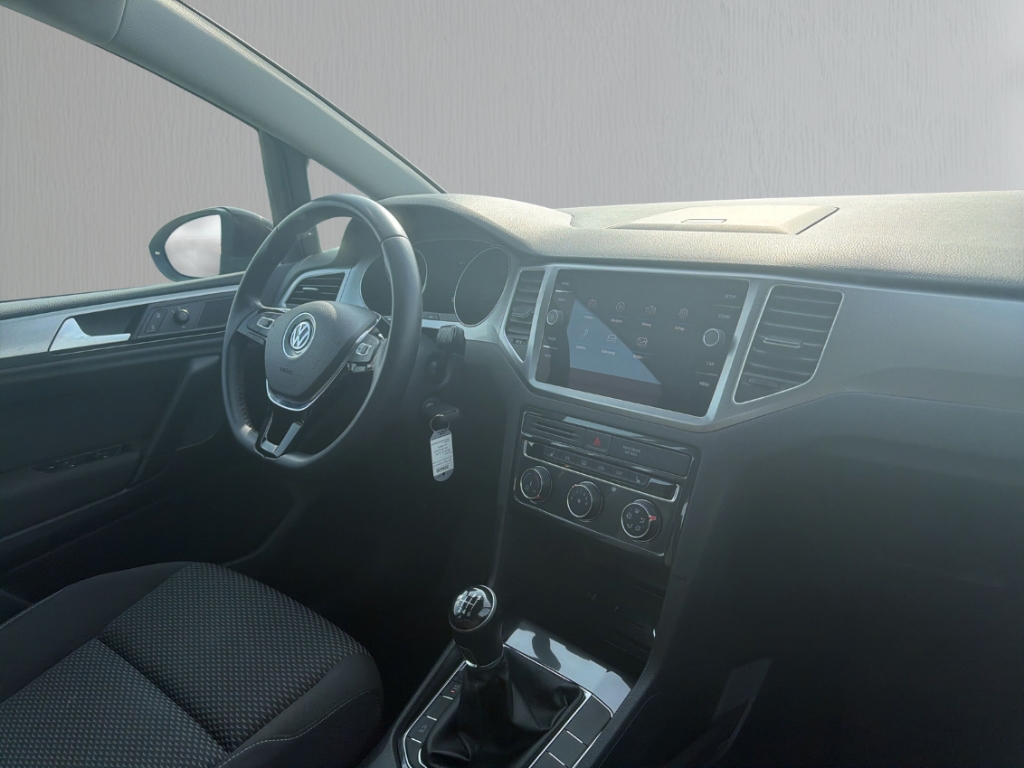 Fahrzeugabbildung Volkswagen Golf Sportsvan 1.0 TSI AHK ComposMedia SHZ PDC