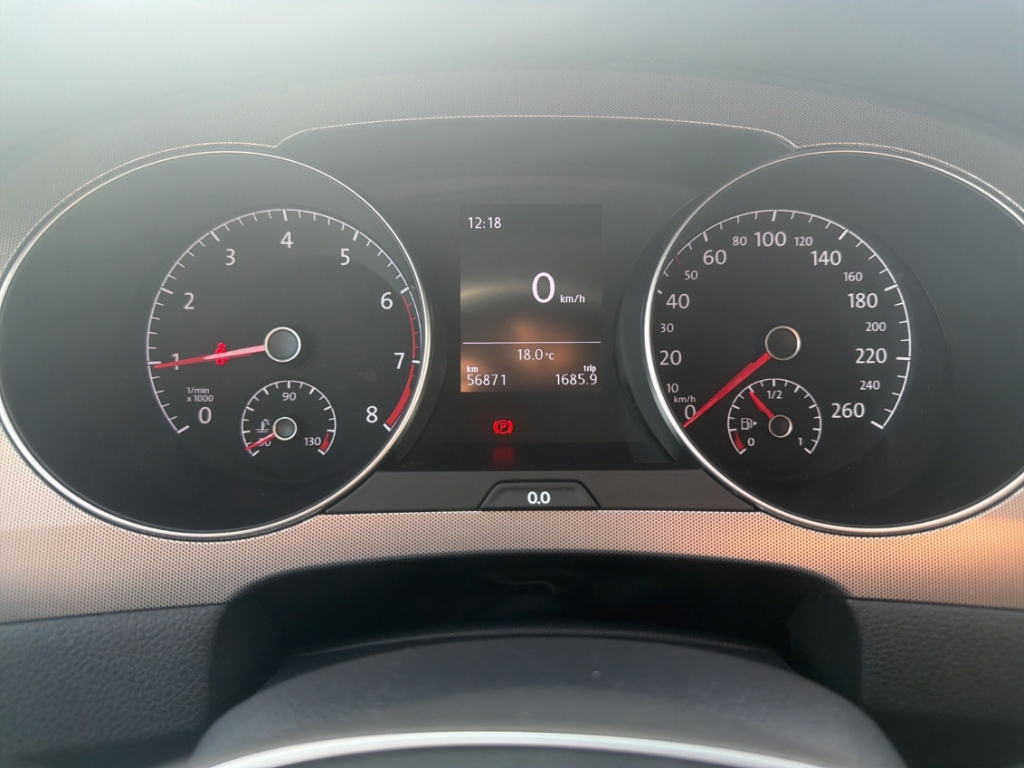 Fahrzeugabbildung Volkswagen Golf Sportsvan 1.0 TSI AHK ComposMedia SHZ PDC