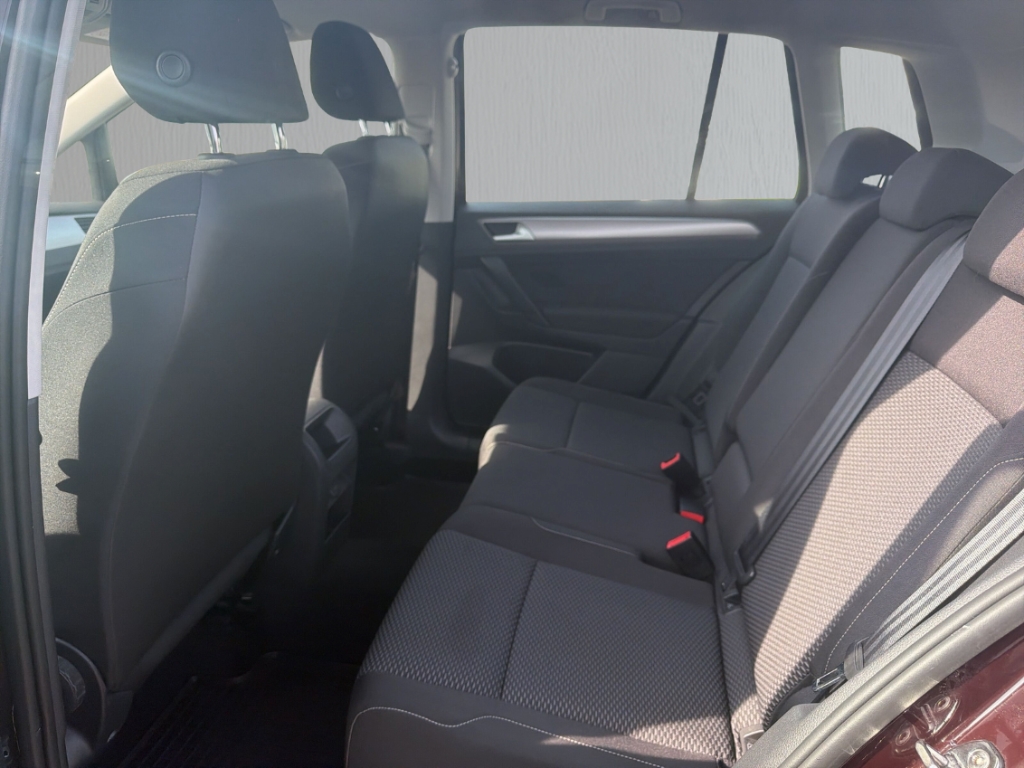 Fahrzeugabbildung Volkswagen Golf Sportsvan 1.0 TSI AHK ComposMedia SHZ PDC