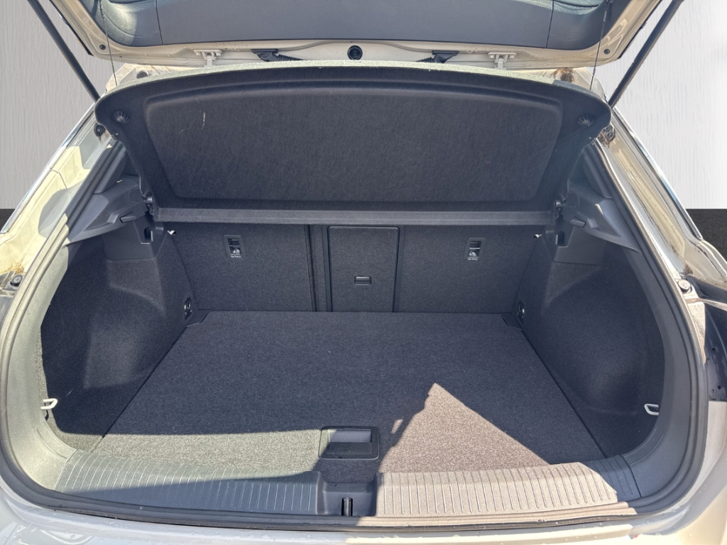 Fahrzeugabbildung Volkswagen T-Roc R-Line 1.0 l TSI ACC PDCv+h SHZ LED Color BT
