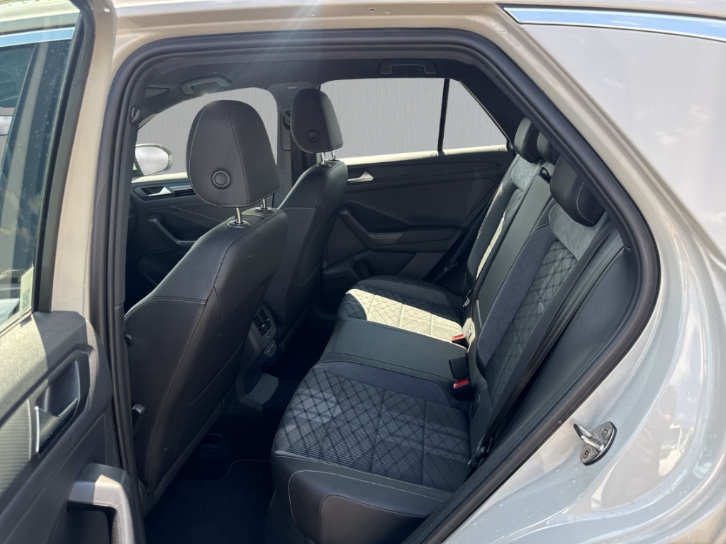 Fahrzeugabbildung Volkswagen T-Roc R-Line 1.0 l TSI ACC PDCv+h SHZ LED Color BT