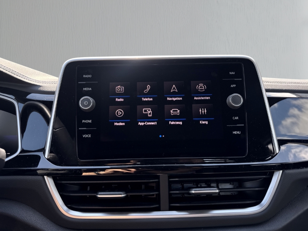 Fahrzeugabbildung Volkswagen T-Roc R-Line 1.0 l TSI ACC PDCv+h SHZ LED Color BT