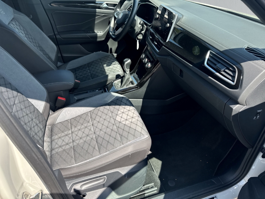 Fahrzeugabbildung Volkswagen T-Roc R-Line 1.0 l TSI ACC PDCv+h SHZ LED Color BT