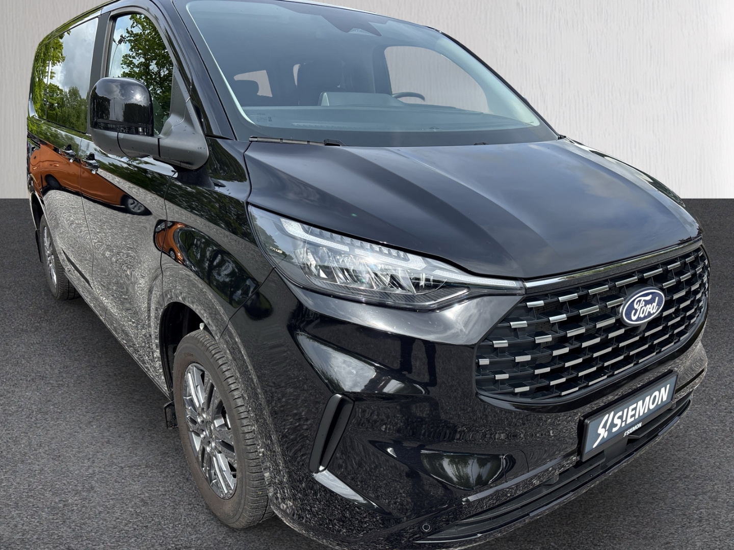 Fahrzeugabbildung Ford Tourneo Custom 320 Titanium 2.0EB L1 SHZ RFK NAV