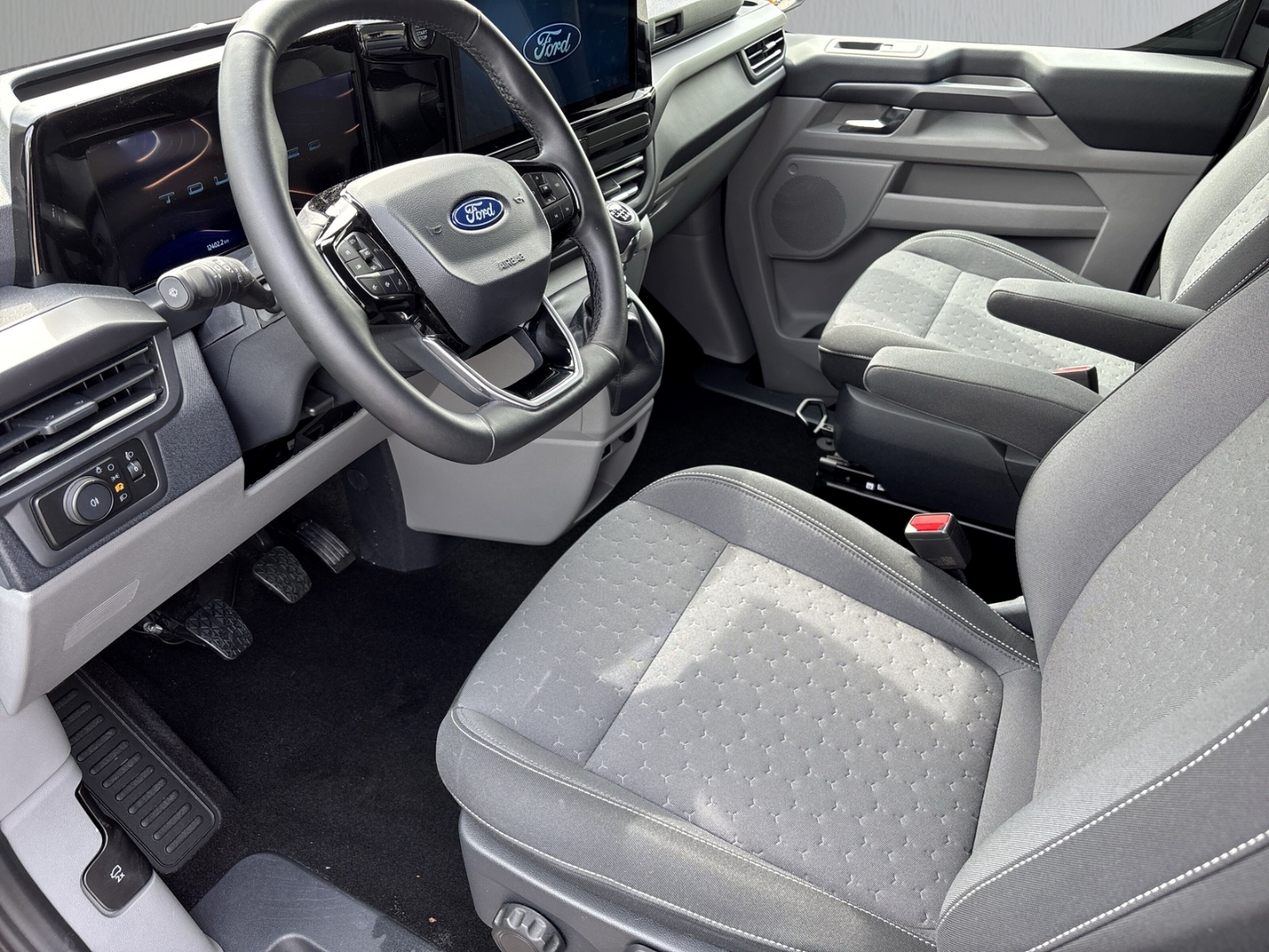 Fahrzeugabbildung Ford Tourneo Custom 320 Titanium 2.0EB L1 SHZ RFK NAV