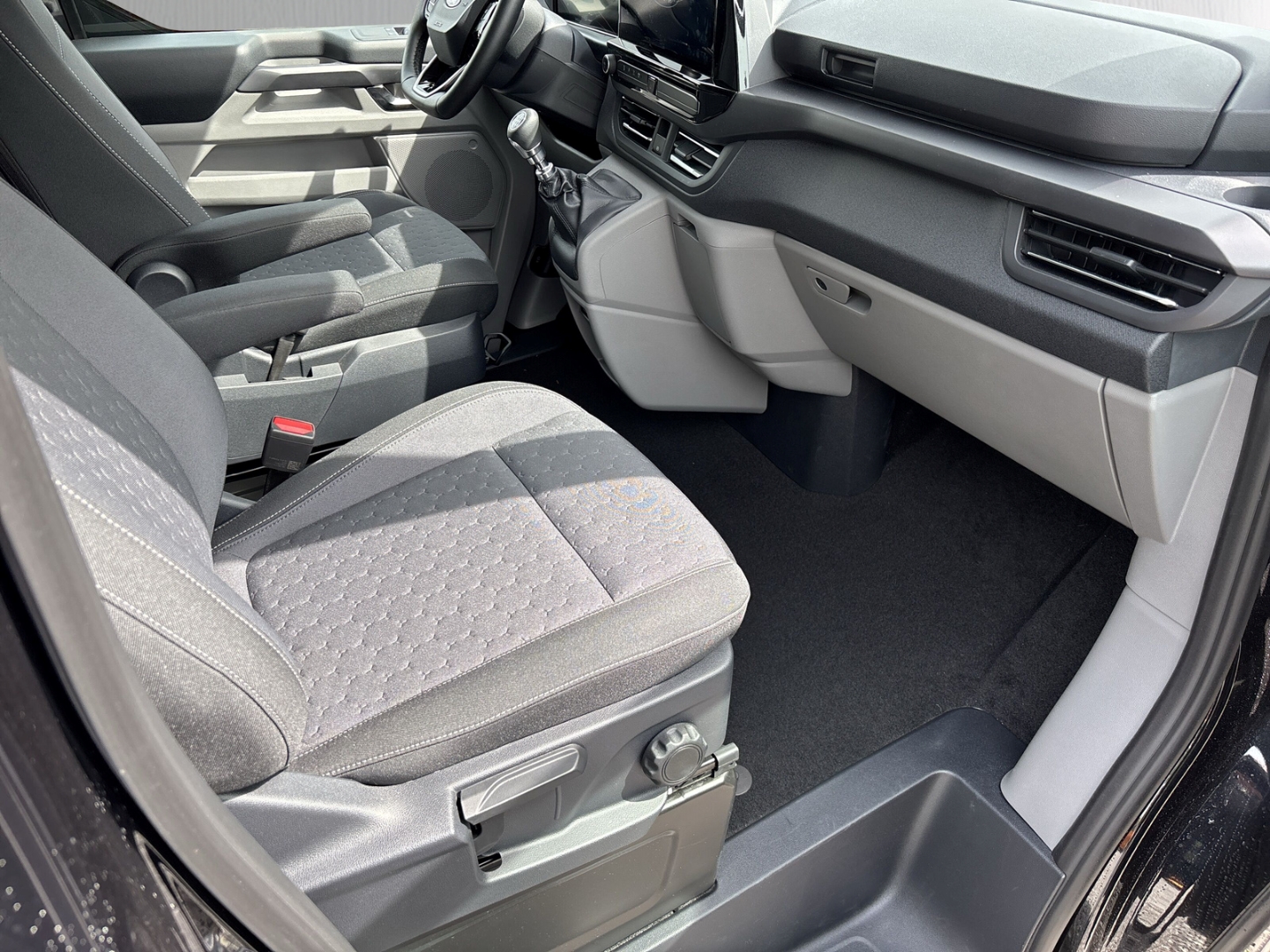 Fahrzeugabbildung Ford Tourneo Custom 320 Titanium 2.0EB L1 SHZ RFK NAV
