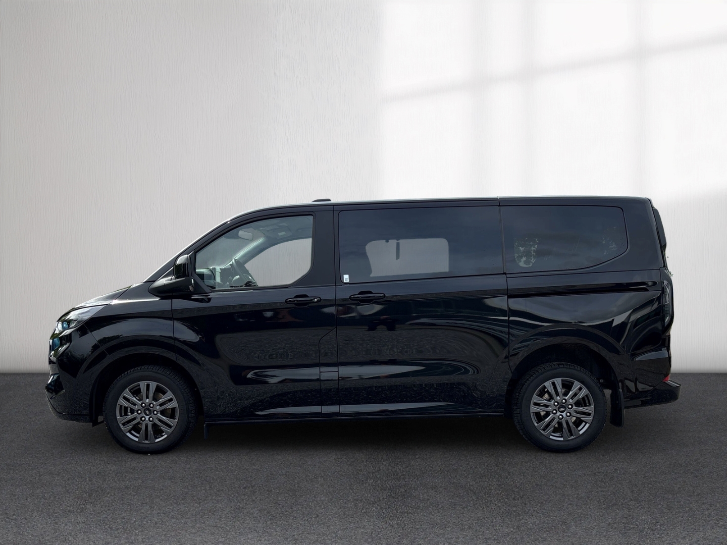 Fahrzeugabbildung Ford Tourneo Custom 320 Titanium 2.0EB L1 SHZ RFK NAV