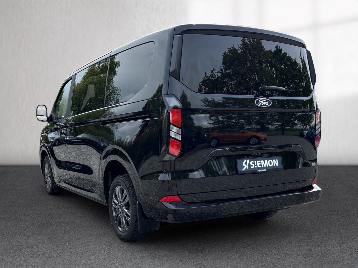 Fahrzeugabbildung Ford Tourneo Custom 320 Titanium 2.0EB L1 SHZ RFK NAV