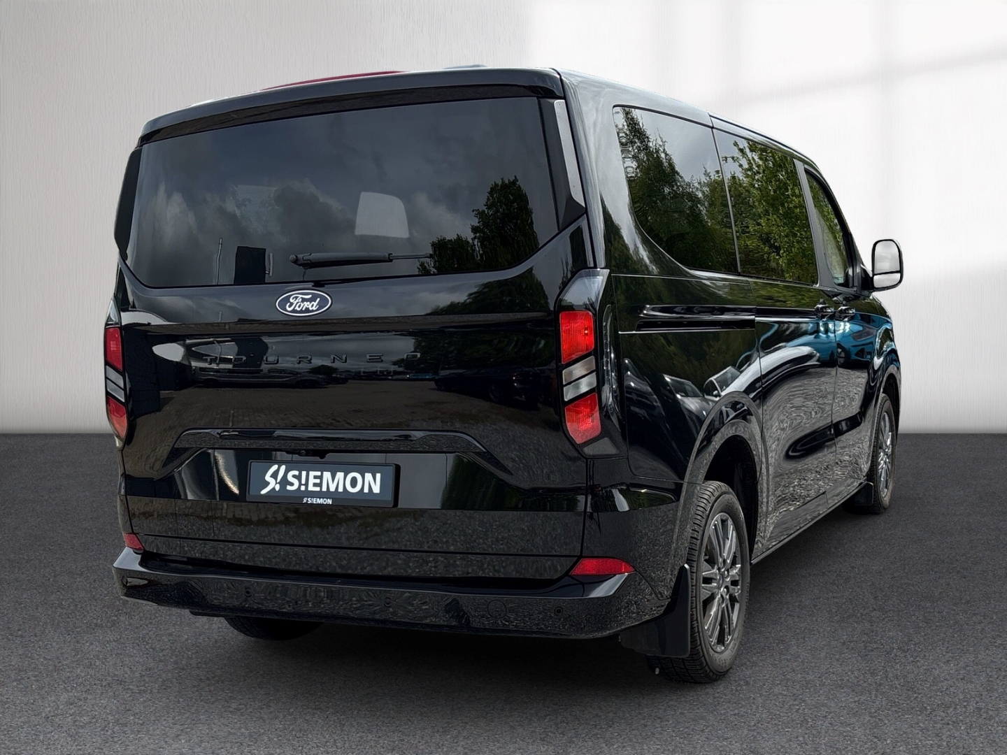 Fahrzeugabbildung Ford Tourneo Custom 320 Titanium 2.0EB L1 SHZ RFK NAV