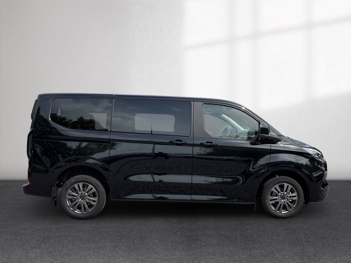 Fahrzeugabbildung Ford Tourneo Custom 320 Titanium 2.0EB L1 SHZ RFK NAV