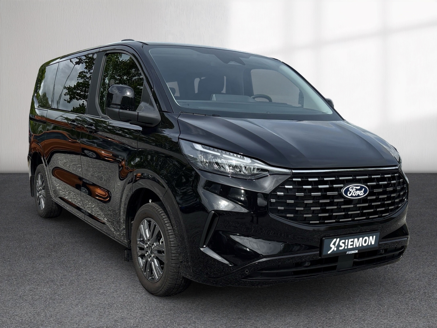Fahrzeugabbildung Ford Tourneo Custom 320 Titanium 2.0EB L1 SHZ RFK NAV
