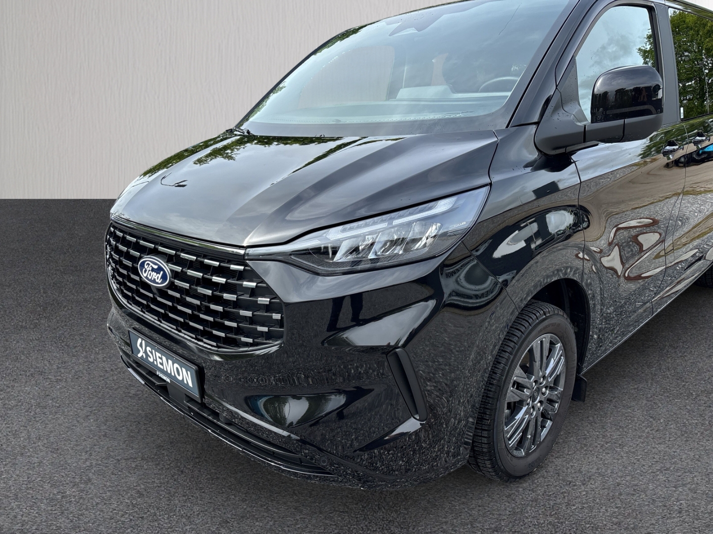 Fahrzeugabbildung Ford Tourneo Custom 320 Titanium 2.0EB L1 SHZ RFK NAV