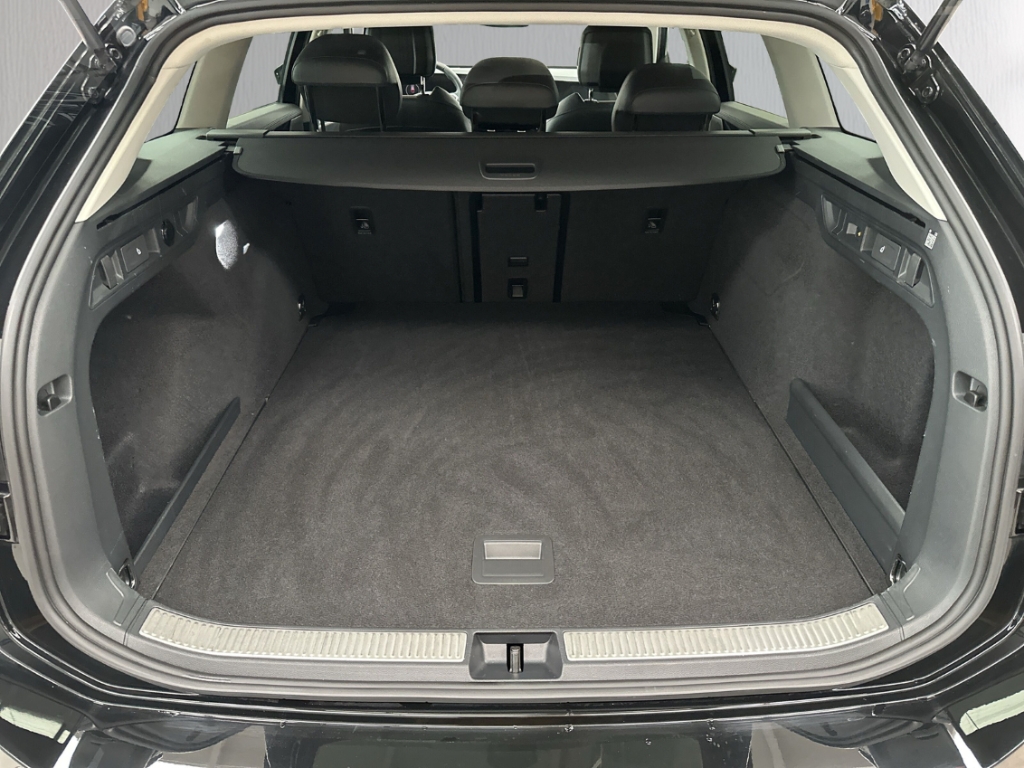 Fahrzeugabbildung Volkswagen Passat Variant 1.5 eTSI DSG Bus IQ.Drive AHK SHZ LED