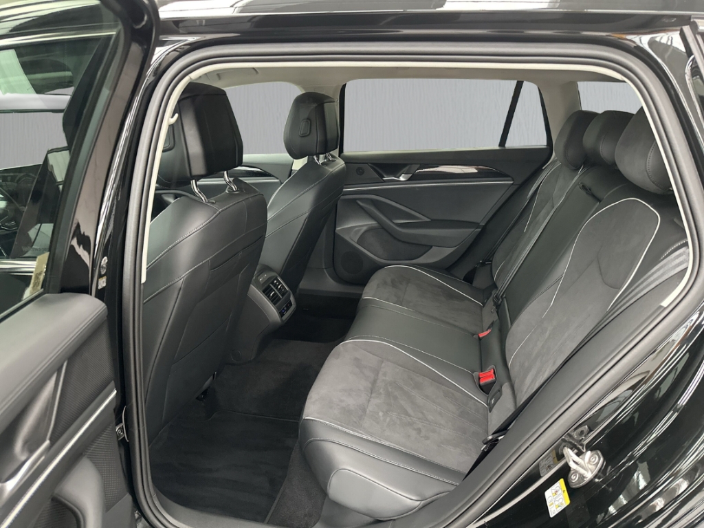 Fahrzeugabbildung Volkswagen Passat Variant 1.5 eTSI DSG Bus IQ.Drive AHK SHZ LED
