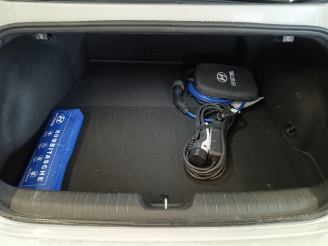 Fahrzeugabbildung Hyundai IONIQ 6 77,4kWh 4WD UNIQ Schiebedach HUD Navi Digitales Cockpit Memory Sitze Soundsystem