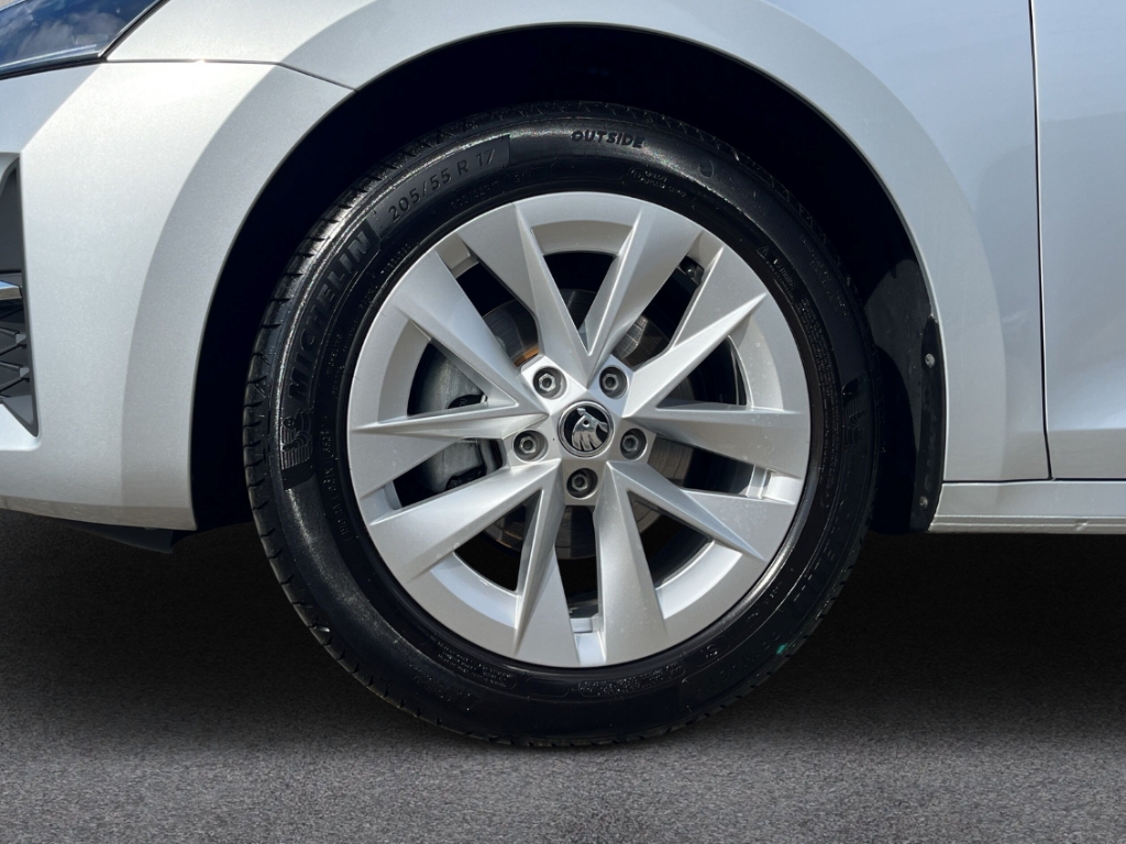 Fahrzeugabbildung SKODA Octavia 1.5 TSI mHEV Combi DSG Selection AHK Navi Tempomat